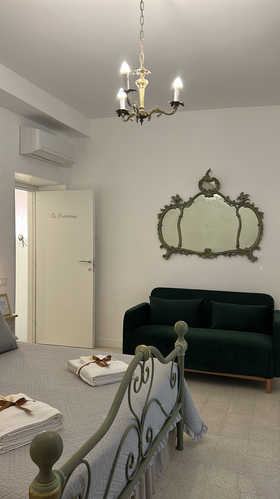 La Brecciosa - Divano e specchio
